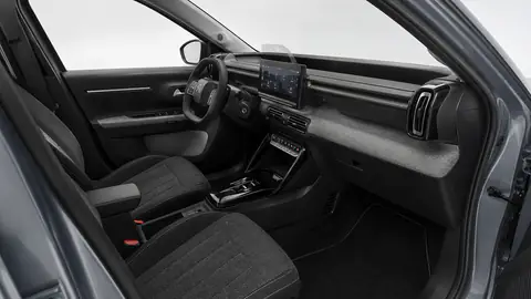 Plancia Citroën C3 Plus Hybrid 110 con touchscreen da 10,25 pollici
