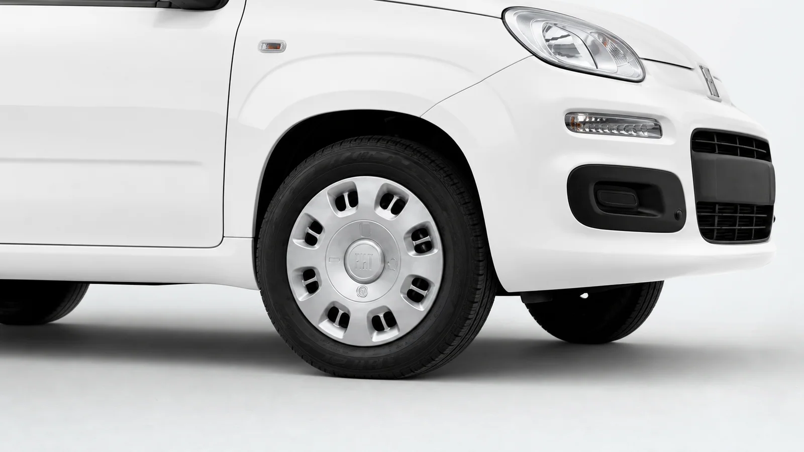 Dettaglio cerchio e frontale Fiat Pandina Pop