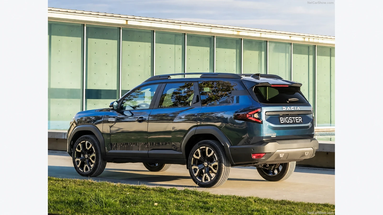 Dacia Bigster Journey Blu Indigo, vista posteriore tre quarti