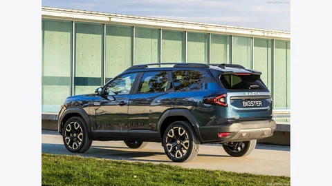Dacia Bigster Journey Blu Indigo, vista posteriore tre quarti