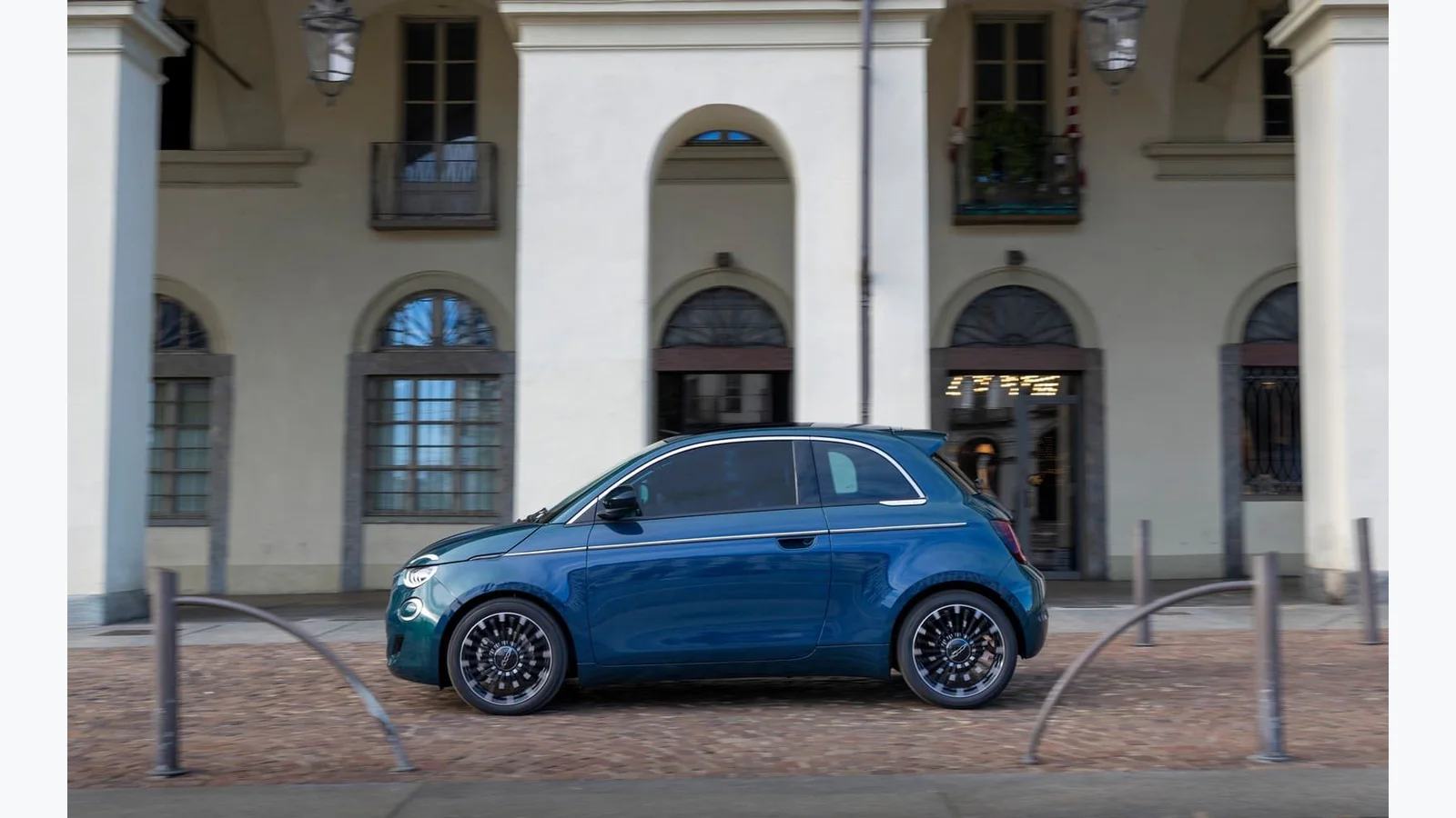 Nuova Fiat 500 Hybrid Pop Celestial Blue, vista laterale