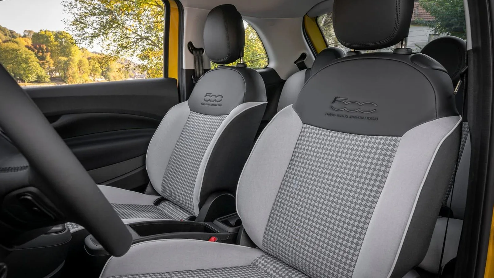 Nuova Fiat 500 Hybrid Pop Celestial Blue, abitacolo e sedili