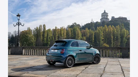 Nuova Fiat 500 Hybrid Pop Celestial Blue, vista posteriore tre quarti