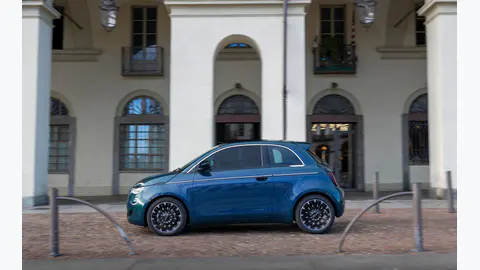 Nuova Fiat 500 Hybrid Pop Celestial Blue, vista laterale