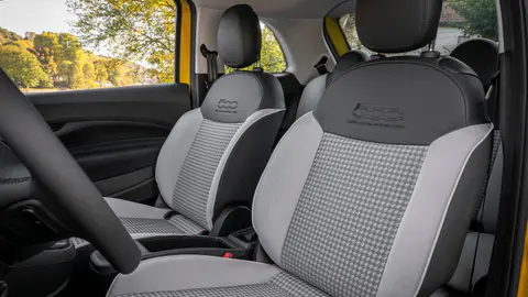 Nuova Fiat 500 Hybrid Pop Celestial Blue, abitacolo e sedili