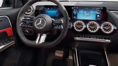 Mercedes-Benz GLA GLA 180 Bianco polare, plancia e infotainment