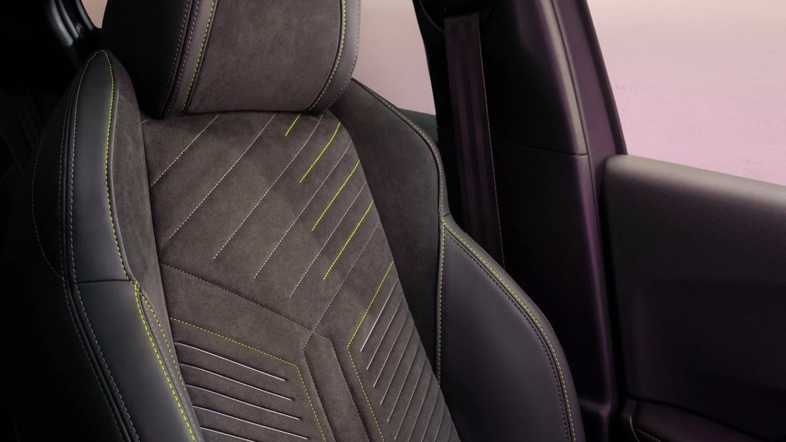Peugeot 2008 Allure Grigio Selenium, abitacolo e sedili