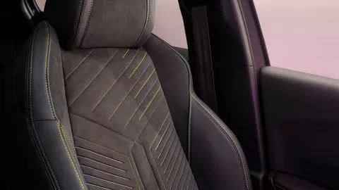 Peugeot 2008 Allure Grigio Selenium, abitacolo e sedili