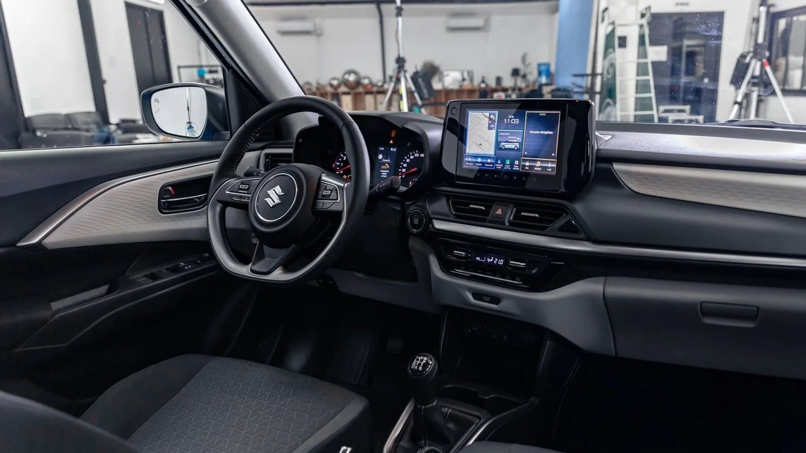 Suzuki Swift Hybrid Top Blu Oceania metallizzato, plancia e infotainment
