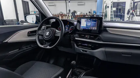 Suzuki Swift Hybrid Top Blu Oceania metallizzato, plancia e infotainment