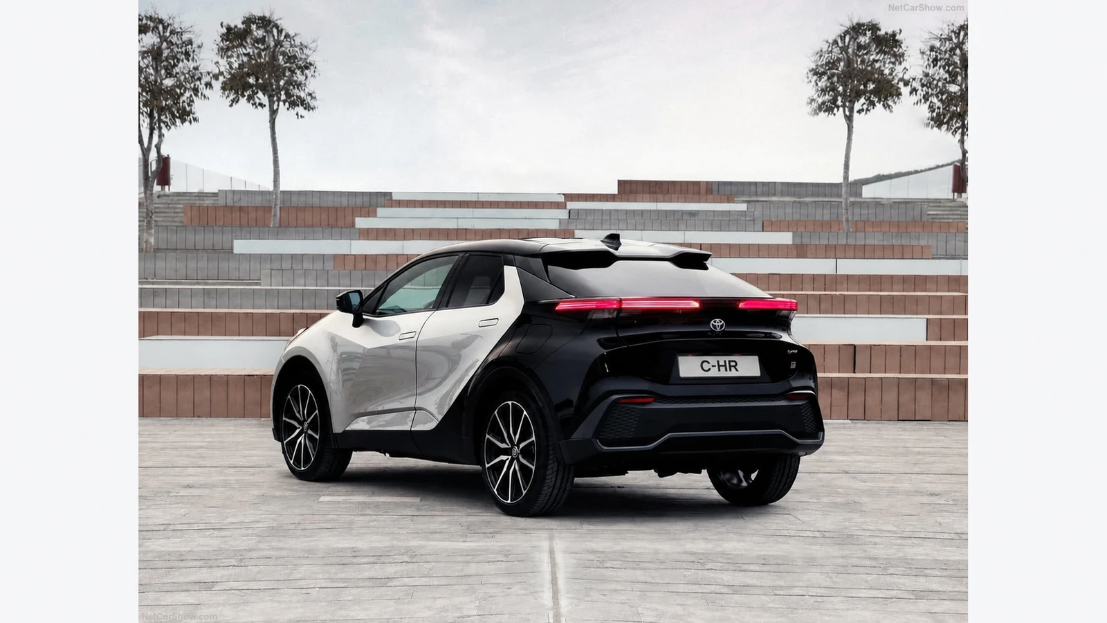 Toyota C-HR Active Super White, vista posteriore tre quarti