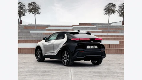 Toyota C-HR Active Super White, vista posteriore tre quarti