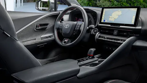 Toyota C-HR Active Super White, plancia e infotainment