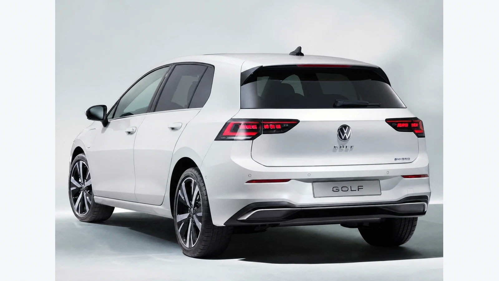 Volkswagen Golf Life Pure White, vista posteriore tre quarti