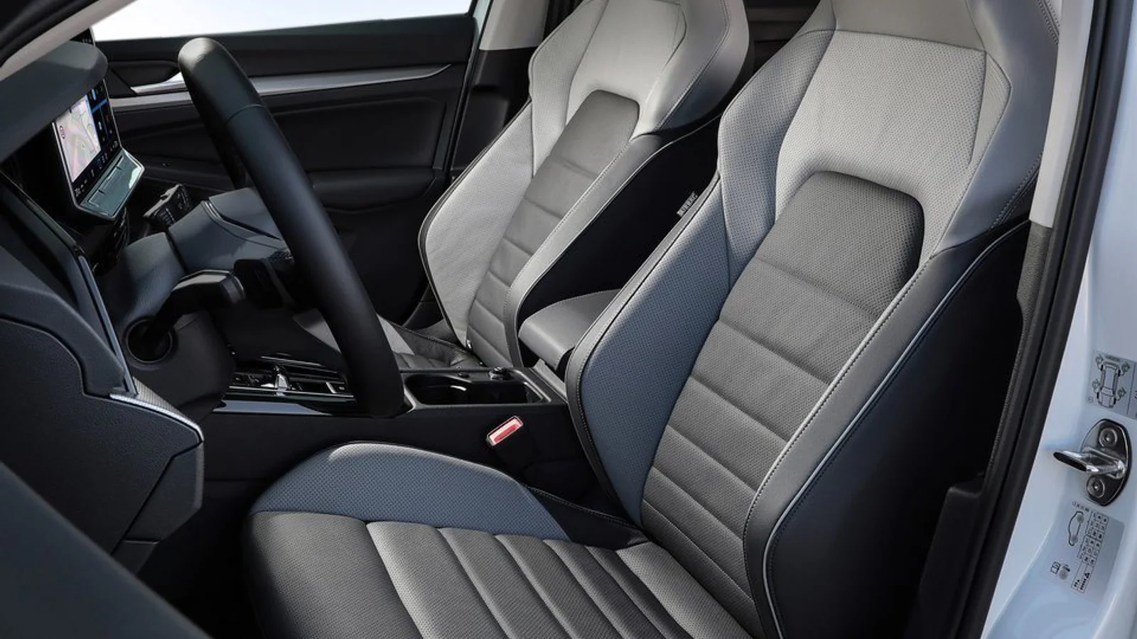 Volkswagen Golf Life Pure White, abitacolo e sedili