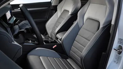 Volkswagen Golf Life Pure White, abitacolo e sedili