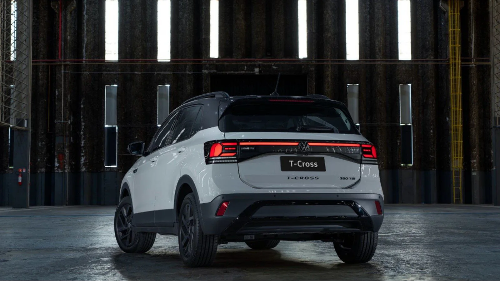 Volkswagen T-Cross Edition Plus Pure White, vista posteriore tre quarti