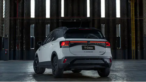 Volkswagen T-Cross Edition Plus Pure White, vista posteriore tre quarti