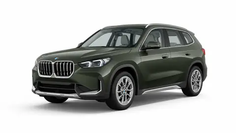 BMW X1 sDrive18i Cape York Green, vista anteriore tre quarti