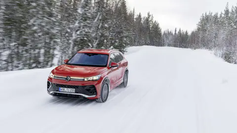 Nuova Tiguan Life Persimmon Red, vista posteriore tre quarti