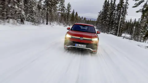 Nuova Tiguan Life Persimmon Red, plancia e infotainment