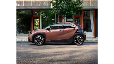 Vista laterale Toyota Aygo X Hybrid