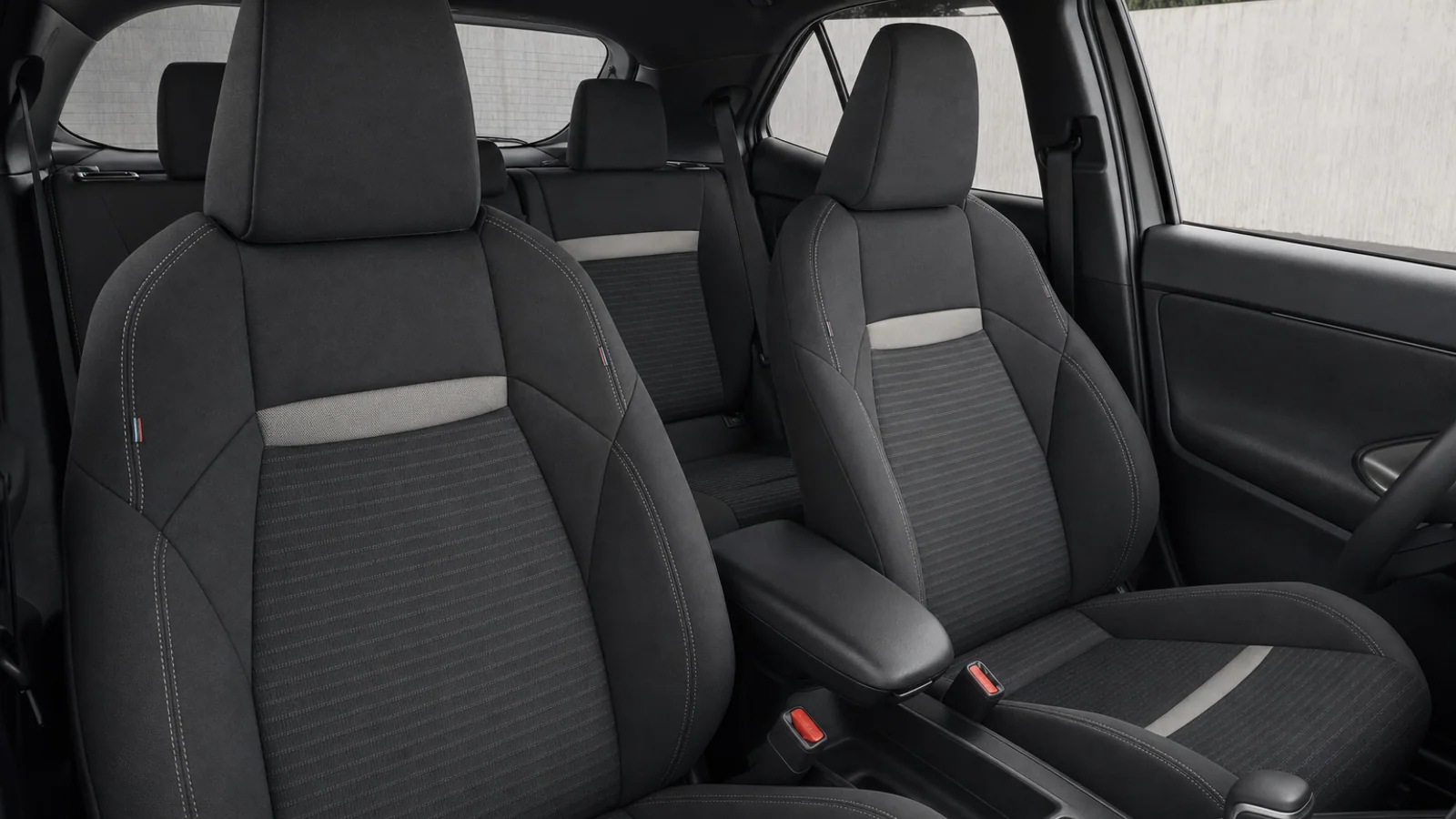 Sedili sportivi Toyota Yaris Cross Icon in tessuto nero con cuciture grigie