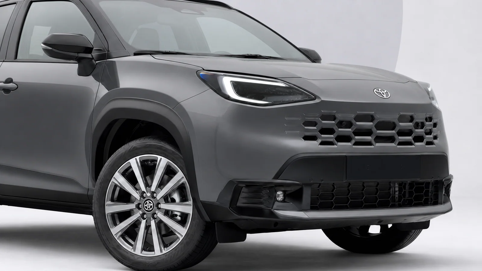 Dettaglio Toyota Yaris Cross Icon Storm Grey con faro LED e cerchio in lega da 17 pollici