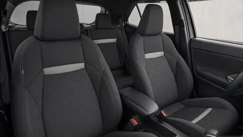 Sedili sportivi Toyota Yaris Cross Icon in tessuto nero con cuciture grigie