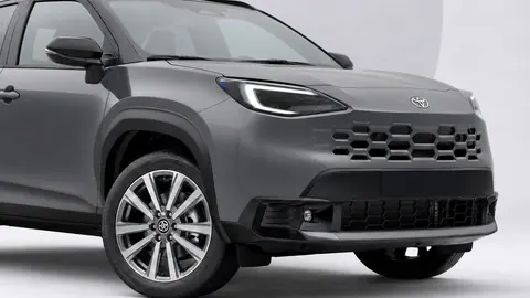 Dettaglio Toyota Yaris Cross Icon Storm Grey con faro LED e cerchio in lega da 17 pollici