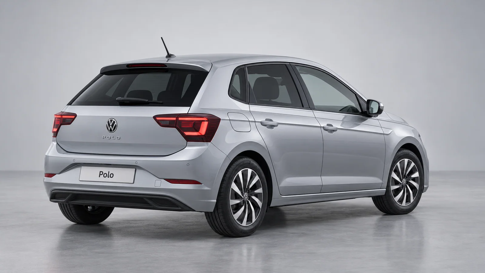 Volkswagen Polo Edition Plus TSI, Reflex Silver metallizzato: vista posteriore a tre quarti